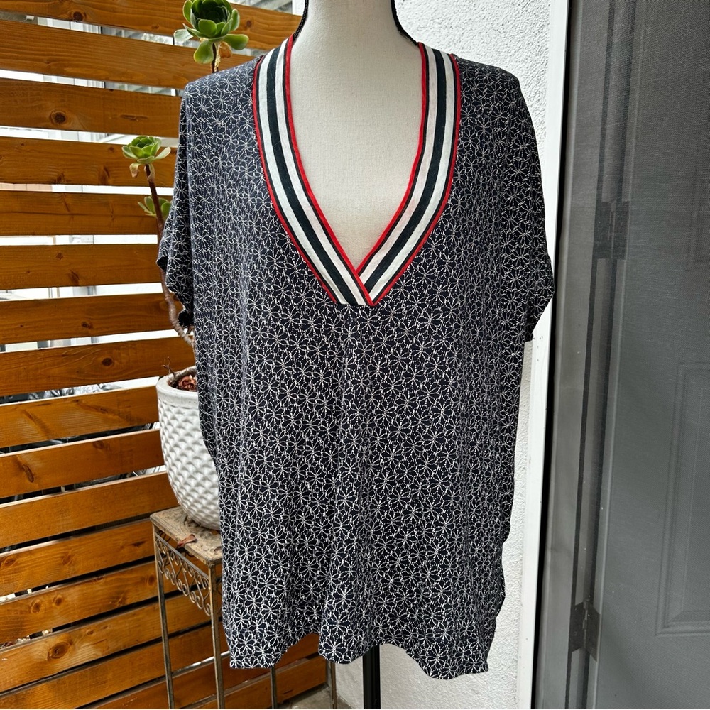 Grey State Linen Blend Deep V-Neck Navy White Geometric Tile Print Top Size 1